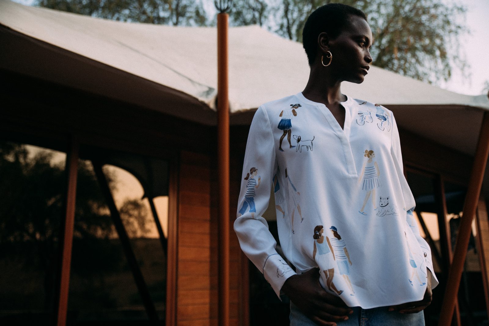 Print blouse in motion